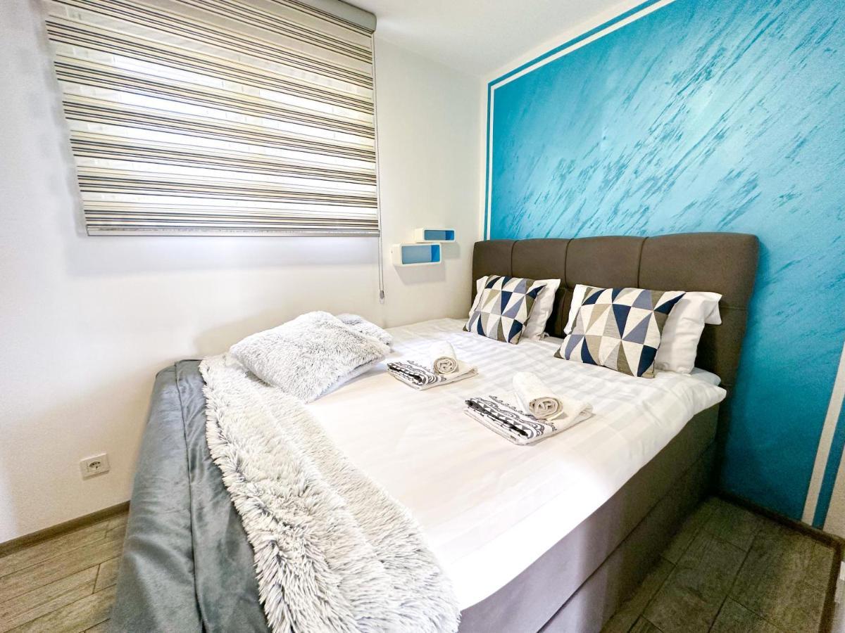 Luxury Apartment *